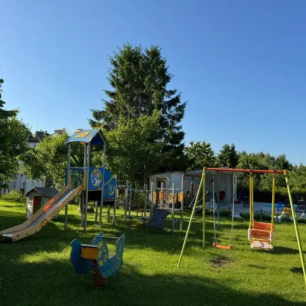 Domki z placem zabaw i basenem w Sarbinowie