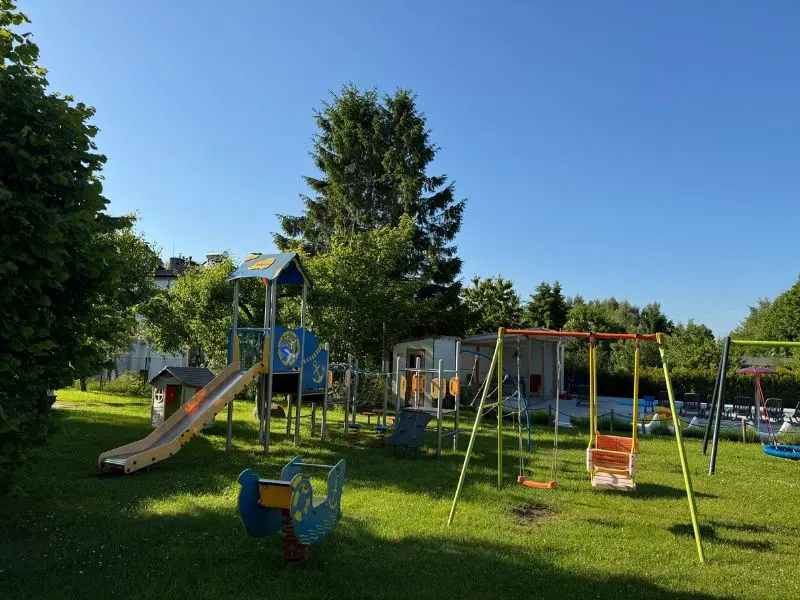 Domki z placem zabaw i basenem w Sarbinowie